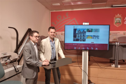 El concejal Miguel Balbás y el alcalde, Daniel de la Rosa, posan junto a la imagen de la nueva web municipal. ECB