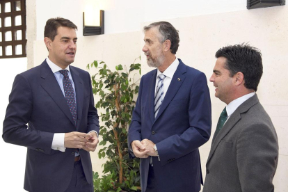 Ángel Ibáñez, ManuelPérez Mateos y el director de laFundación Villalar, Juan Zapatero.-ICAL