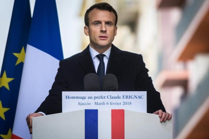 Emmanuel Macron, durante su discurso en el homenaje al prefecto de Córcega Claude Erignac, asesinado en 1998, en Ajaccio.-EFE / CHRISTOPHE PETIT TESSON