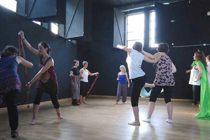Un grupo de mujeres participa en uno de los talleres de teatro espontáneo imaprtido por Graciela Iraola.-ECB