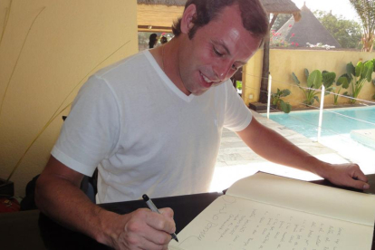 Rosell firma en el libro de honor del The Rhino Resort en Senegal.-
