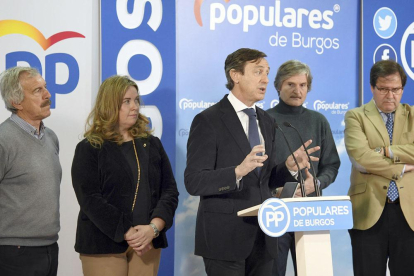 Rafael Hernando, junto a candidatos y miembros del PP de Burgos.-ICAL