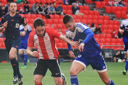 Oyarzun conduce el balón ante un jugador del Bilbao Athletic, ayer, en SanMamés.-ALFONSO G. MARDONES