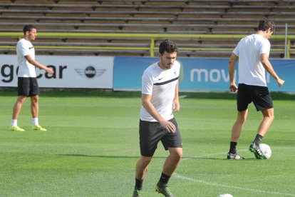 Diego Suárez durante su primer entrenamiento con el Burgos CF.-ISRAEL L. MURILLO