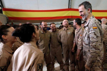 El rey Felipe VI visita por sorpresa a las tropas en Irak.-CHEMA MOYA (EFE)