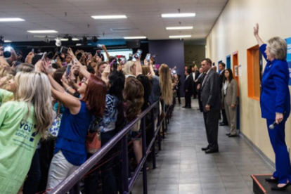Cientos de jóvenes se hacen un selfi con Hillary Clinto, en un acto en Orlando.-TWITTER / BARBARA KINNEY