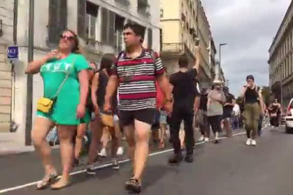 Distintos momentos de tensión y del despliegue de antidisturbios en Bayona, junto a Biarritz, por la celebración de la cumbre del G7.-M.F.P.
