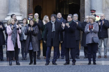 El presidente de la Generalitat, Carles Puigdemont (c), y la presidenta del Parlamento, Carme Forcadell (2i), junto al expresidente Artur Mas (2d); la exvicepresidenta Joana Ortega (i) y la exconsellera Irene Rigau (d).-EFE