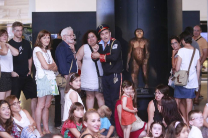 El público se divirtió en la última representación ofrecida por Bambalúa en el Museo de la Evolución.-RAÚL OCHOA