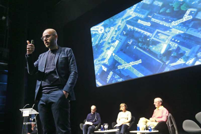 Rasmus Frisk se dirige al público. Atrás, García, Harmanen y Fernández Enguita.-Raúl Ochoa