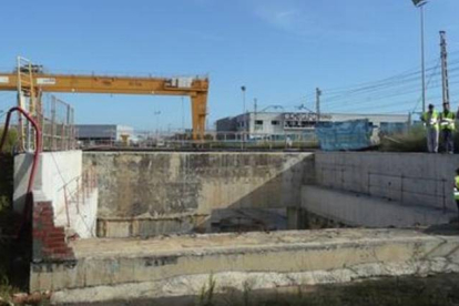 La inundación del AVE en Girona se produjo por la rotura de un pequeño muro, a la derecha en la foto.-Foto: FERRAN COSCULLUELA