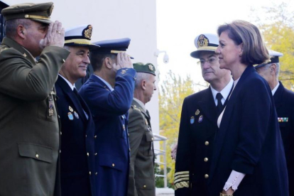 La nueva ministra de Defensa, Dolores de Cospedal, en su reunión con el mando de operaciones.-JUAN MANUEL PRATS