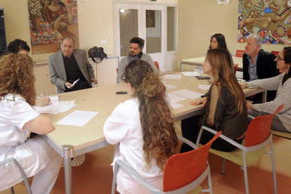 Miembros del equipo de gestión de Aspanias conversan junto a dos alumnas en prácticas y una empleada del centro.-ISRAEL L. MURILLO