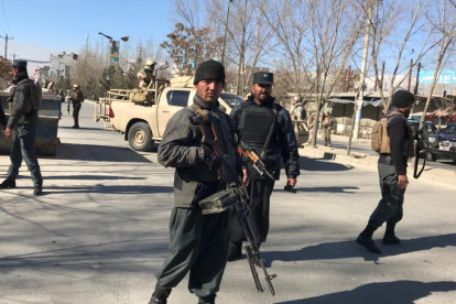 Policías afganos, en la zona del atentado en Kabul, este jueves.-/ REUTERS / MOHAMMAD ISMAIL