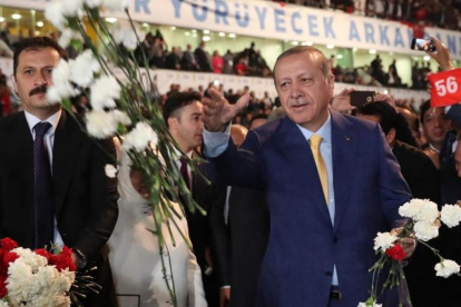 Erdogan da flores a sus seguidores a su llegada al congreso extraordinario del AKP, en Ankara, el 21 de mayo.-ADEM ALTAN