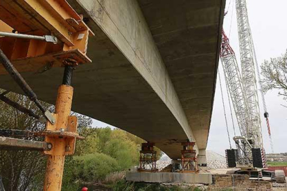 Las obras de demolición del tablero del viaducto de Frandovínez comenzaron en la jornada de ayer.-RAÚL G. OCHOA