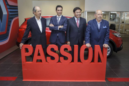 El nuevo concepto de Renault y el Kadjar: 'Passion', presentado por la familia De Santiago y el director general de Renault Iberia.-SANTI OTERO