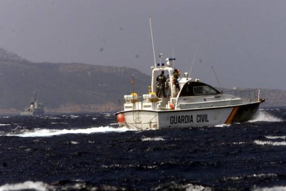 Patrullera de la Guardia Civil y corbeta de la Marina marroquí (a la izquierda de la imagen).-Foto: ARCHIVO / JUAN MANUEL PRATS