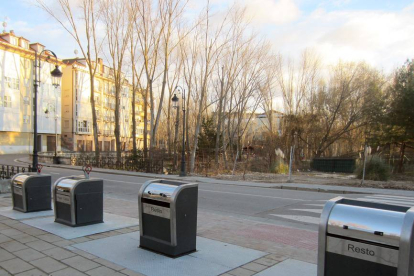 Los contenedores ubicados en la plaza Bañuelos.-L. V.