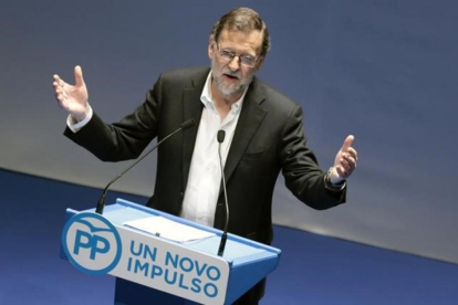 Mariano Rajoy interviene en la clausura del congreso provincial del PP de Pontevedra.-EFE / LAVANDEIRA JR