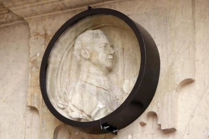 Imagen de la vitrina que protege el medallón de Franco en un lateral de la Plaza Mayor de Salamanca.-EFE / J. M. GARCÍA