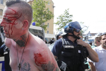 Un seguidor inglés es arrestado por la Gendarmería en el Puerto Viejo de Marsella.-AP / DARKO BANDIC