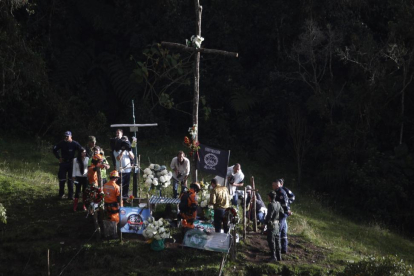 Un monumento recuerda a las víctimas del Chapecoense en el lugar del accidente.-LUIS EDUARDO NORIEGA A. / EFE