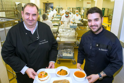 El jefe de cocina del HUBU, Víctor Manuel Hernando, y Ricardo Temiño muestran el menú diseñado para el Día de Reyes en el hospital. TOMÁS ALONSO