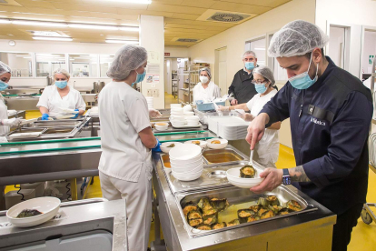 Ricardo Temiño durante el servicio de la comida de Reyes en el Hospital Universitario de Burgos. TOMÁS ALONSO