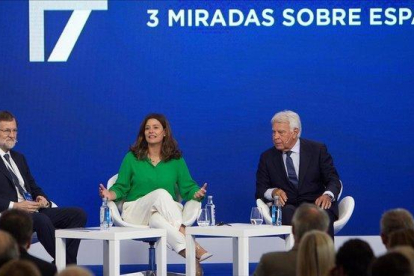 Mariano Rajoy y Felipe González, con la moderadora, Miriam González, este viernes, en el Foro La Toja-Vínculo Atlántico.-EFE / SALVADOR SAS