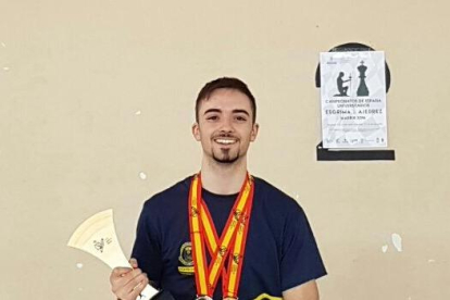 Álvaro Ibáñez posa con sus trofeos.-ECB