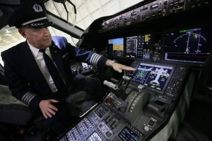 El capitán Bruce Johnson muestra la sala del piloto del nuevo Boeing 787 Dreamliner.-Foto: AP / LM Otero