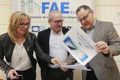 Emiliana Molero, Ignacio San Millán e Íñigo Llarena, vicesecretario general de FAE.-RAÚL G. OCHOA