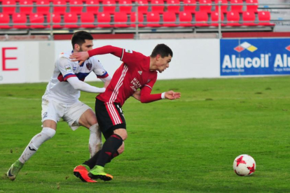 Yanis supera a un jugador del Leioa en un lance del partido disputado ayer en Anduva,-JOSÉ ESTEBAN EGURROLA