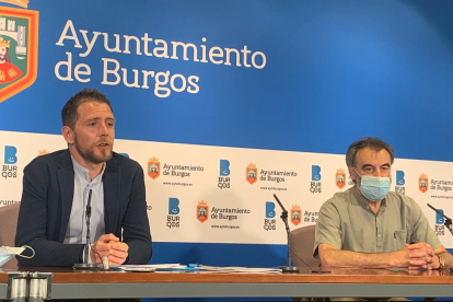 Josué Temiño y Javier Carlón, ayer, en la presentación del nuevo trabajo dedicado a los hongos. ECB
