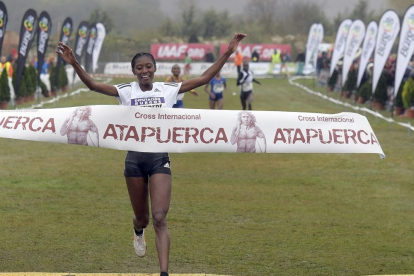 La etíope Senbere Teferi, vencedora en categoría femenina.-ICAL