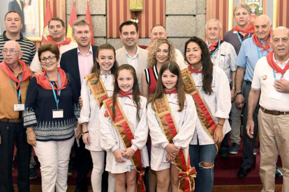 Parte de la Corporación Municipal y la Reina Infantil de las fiestas acompañada de su corte, recibieron a los participantes en el Salón de Plenos del Ayuntamiento.-SANTI OTERO