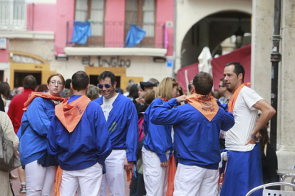 Imagen de archivo de un grupo de peñistas en la calle Sombrerería. R. G. O.