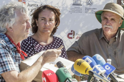 Juan Luis Arsuaga, Josefa García Cirac y Eudald Carbonell presentaron los resultados de la excavación.-SANTI OTERO