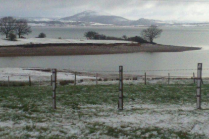 El pantano de Arija amaneció con una leve capa de nieve.-L.S.M.