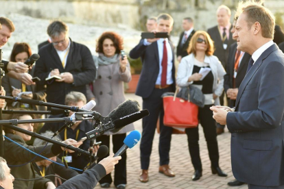 El presidente del Consejo Europeo, Donald Tusk, atiende a la prensa.-ANDREAS SOLARO