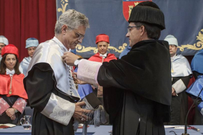 El psiquiatra y profesor Luis Rojas Marcos recibe el reconocimiento de manos del rector, Alfonso Murillo.-ISRAEL L. MURILLO