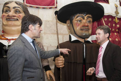 El alcade, Javier Lacalle y el concejal de Cultura, Fernando Gómez, conversan junto a los ilustres personajes.-ICAL