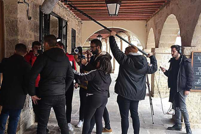 Las calles de la localidad y varias de sus viviendas han servido para el rodaje de escenas del cortometraje.-J.A.