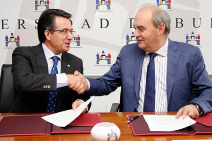 Alfonso Murillo y Andrés Hernando, tras la firma del convenio.-ECB