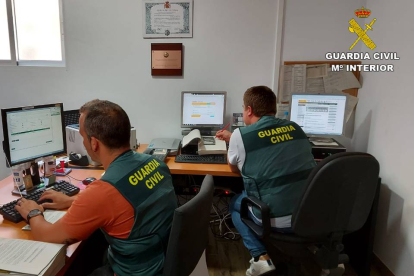 Agentes de la Guardia Civil analizan la documentación. GUARDIA CIVIL