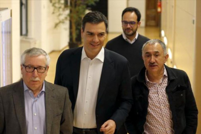 Pedro Sánchez, entre los dirigentes de CCOO, Ignacio Fernández Toxo (izqda.), y UGT, Josep Maria Álvarez, en su anterior etapa como secretario general del PSOE.-EFE / JAVIER LIZÓN
