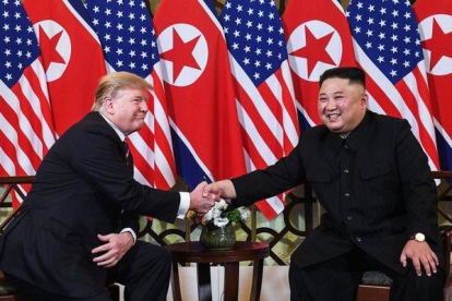 Trump y Kim Jong-Un se saludan en Hánoi (Vietnam).-SAUL LOEB (AFP)