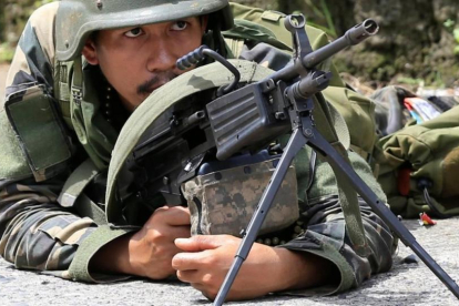 Un militar filipino en la ofensiva para reconquistar Marawi.-ROMEO RANOCO