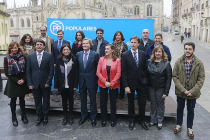 Los candidatos del PP al Congreso y al Senado por la provincia eligieron la calle Fernán González y de fondo la Catedral para su foto de familia.-RAÚL G. OCHOA